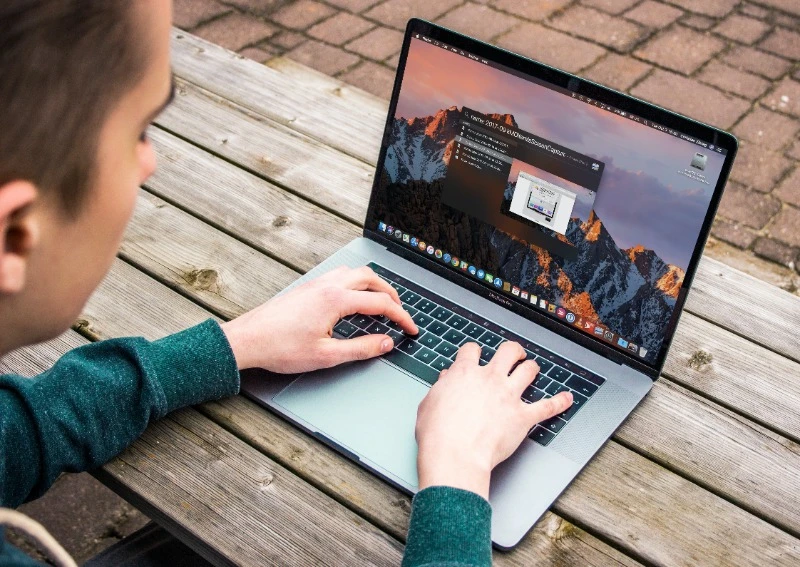 Apple MacBook
