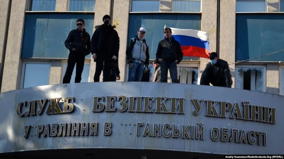 Захоплена будівля СБУ в Луганську / фото “Радіо Свобода”