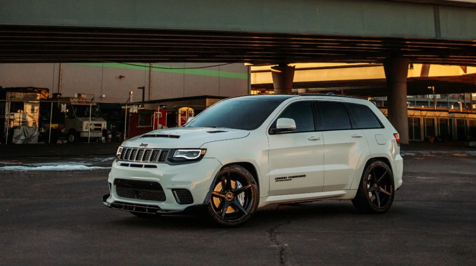 автомобиль Jeep Grand Cherokee