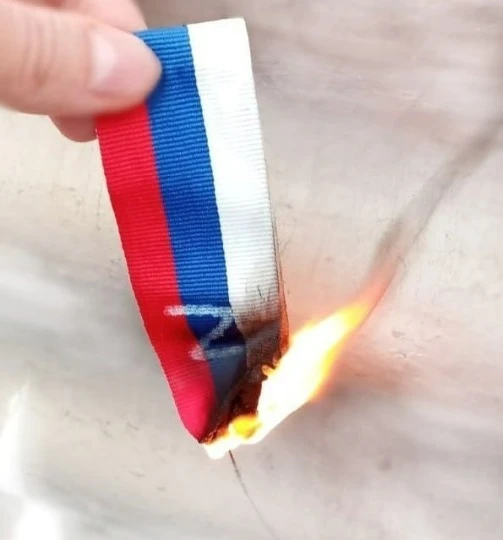 горить російський флаг