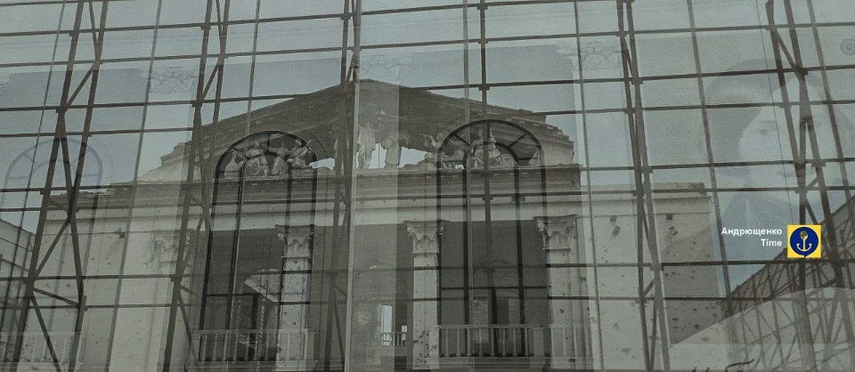 Центр тимчасово окупованого Маріуполя, завіса перед Драмтеатром