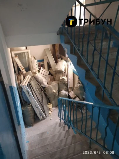 один з під'їздів Курчатова 21.