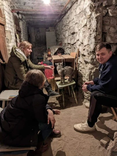 У підвалі разом з колегами