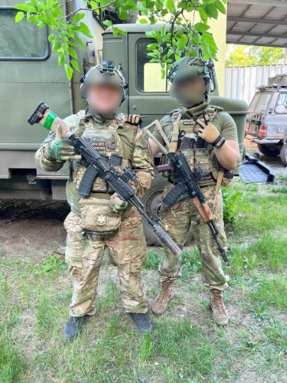 Артем з побратимом