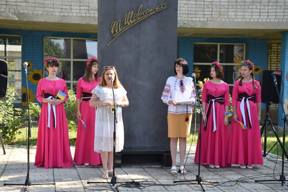 Инна Боярская (возле микрофона)