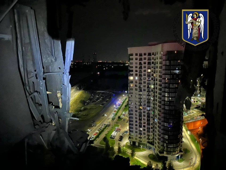 Наслідки падіння уламків у Дарницькому районі Києва під час повітряної атаки 13 липня