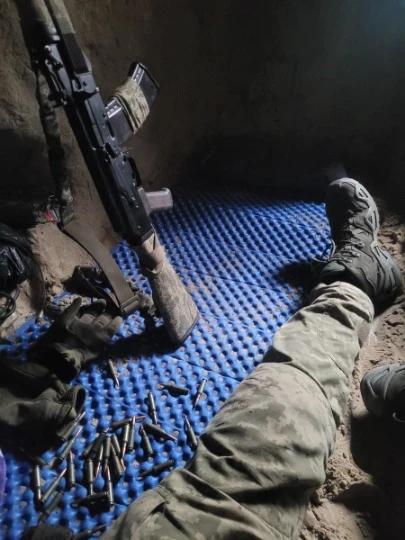 Військовий після відбиття російської атаки на українські позиції поблизу Кремінної