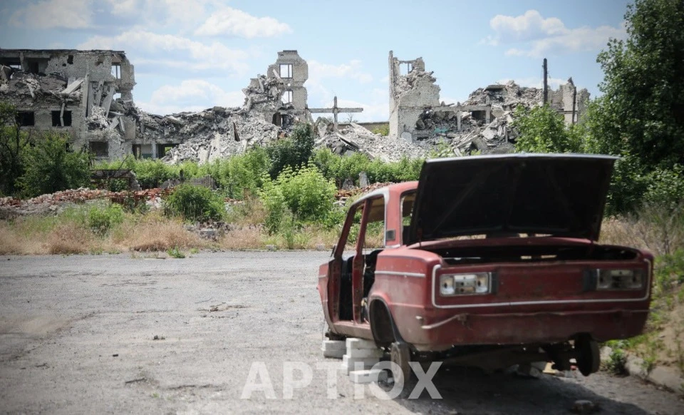 Спалена цивільна машина червоного кольору в Рубіжному
