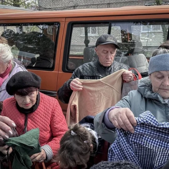 Жителі тимчасово окупованого Сєвєродонецька обирають одежу серед гуманітарної допомоги