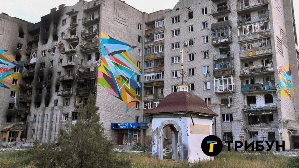 Будинок з муралом Лови момент в тимчасово окупованій Попасній