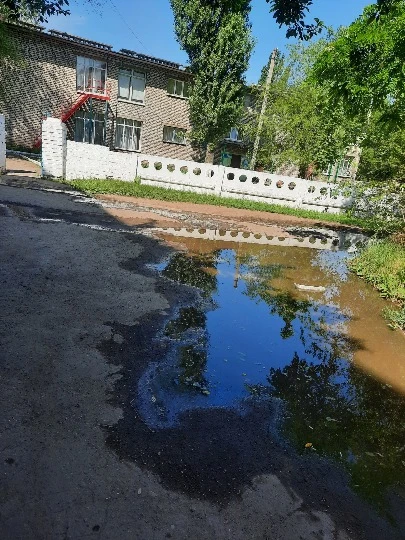 Тимчасово окупований Алчевськ, прорив каналізації по дорозі до дитячого садочка Альонушка, вул. Гм