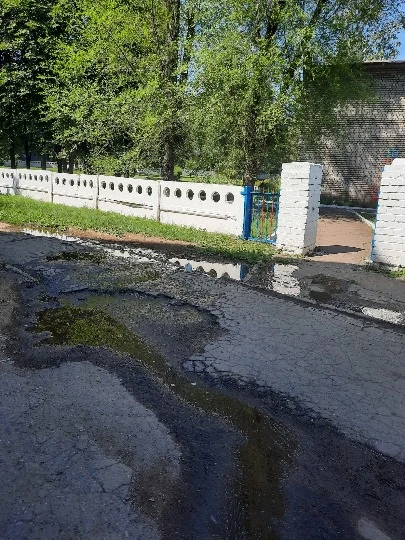 Тимчасово окупований Алчевськ, прорив каналізації по дорозі до дитячого садочка Альонушка, вул. Гм