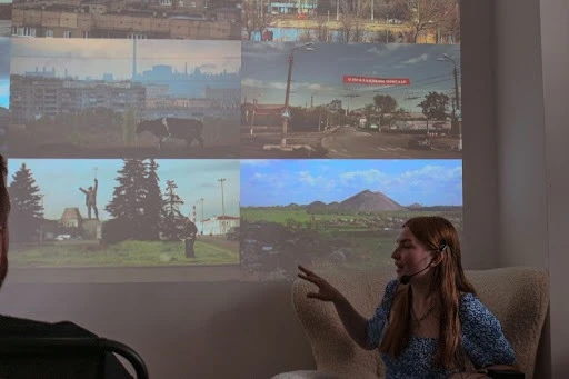 Єлизавета, спікерка зустрічі, розповідає про свій рідний Алчевськ
