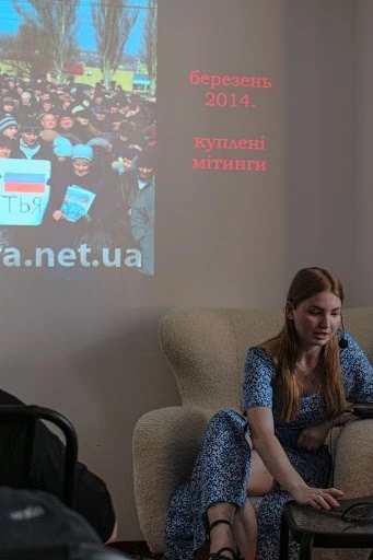 Єлизавета, спікерка зустрічі, розповідає про свій рідний Алчевськ