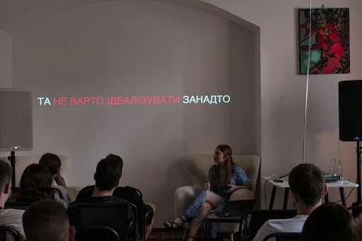 Єлизавета, спікерка зустрічі, розповідає про свій рідний Алчевськ