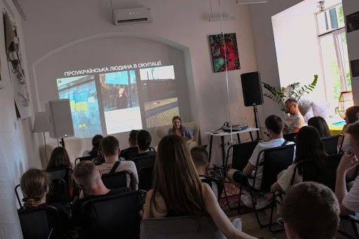 Єлизавета, спікерка зустрічі, розповідає про свій рідний Алчевськ