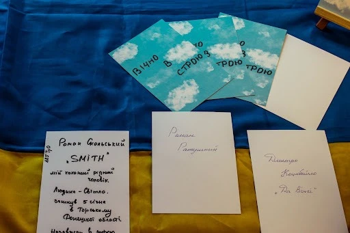 На білих картках написані імена людей, які загинули від російсько-української війни