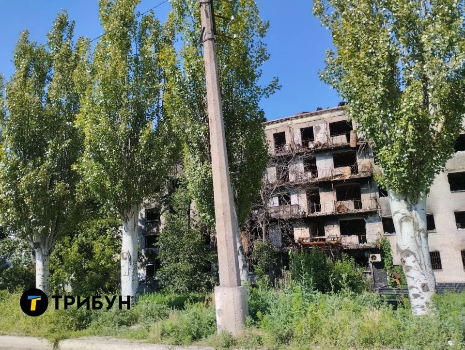 Випалена внаслідок обстрілів будівля в тимчасово окупованому Лисичанську