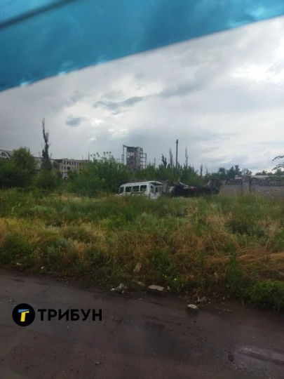 Сєвєродонецьк, вулиця Богдана Ліщини, цивільна автівка серед бур'янів