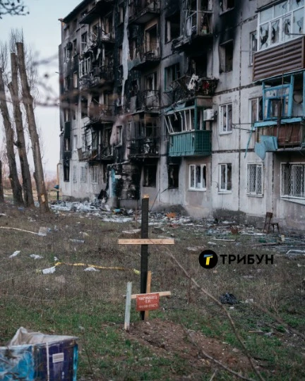 Стихійні поховання у дворі будинку в Соледарі