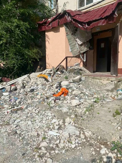 Вигляд 7 під'їзд будинку по вулиці Курчатова 5. 