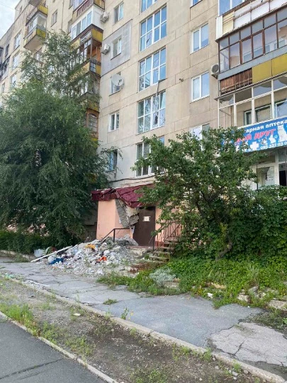 Вигляд 7 під'їзд будинку по вулиці Курчатова 5. 