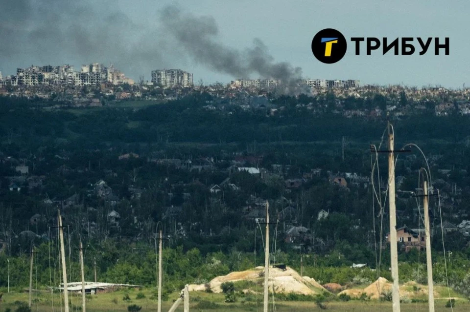 Вид на Бахмут, в якому тривають бойові дії, здалеку