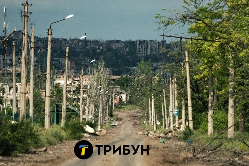 Вид на місто здалеку, через пустинну вулицю