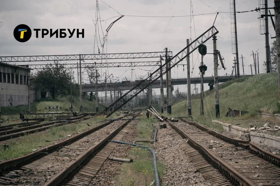 Зруйновані опори на залізничниці біля Бахмута