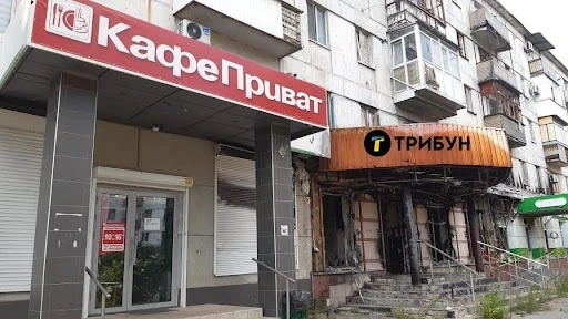 Кафе у “віджатому” приміщенні ПриватБанку в центрі окупованого Рубіжного