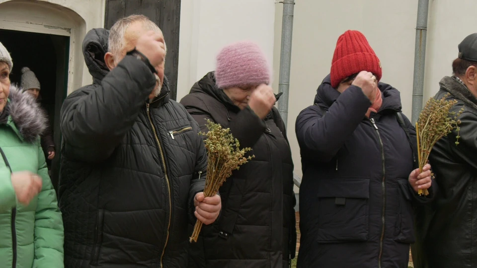 Віруючі біля церкви Фото: Трибун