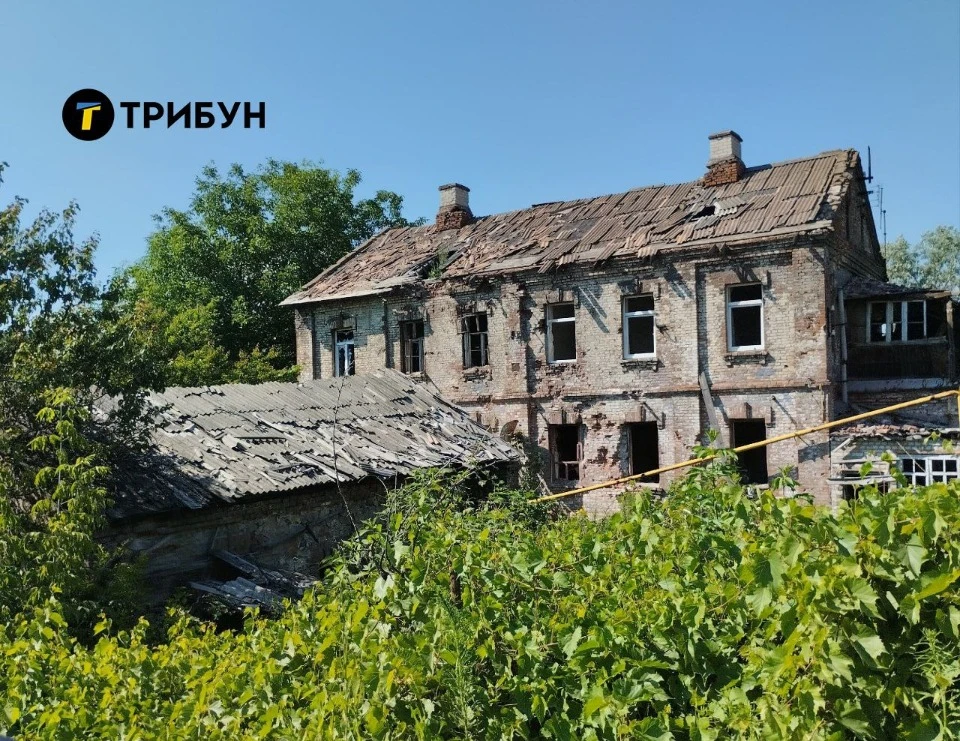 Зруйнований та закинутий будинок в тимчасово окупованому Лисичанську