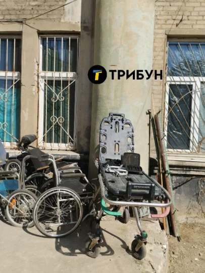 Інвалідні візки поблизу лікарні в тимчасово окупованому Лисичанську