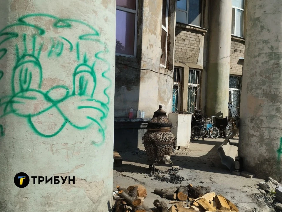 Графіті на стіні поблизу лікарні в тимчасово окупованому Лисичанську