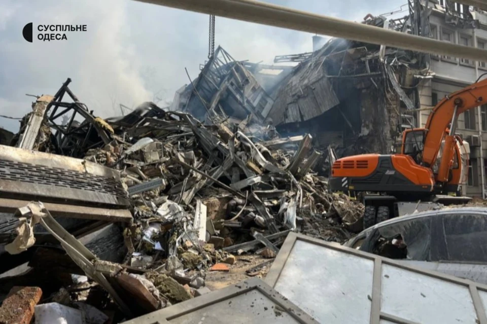 Розбір завалів адмін.будівлі в Одесі / Фото: Суспільне. Одеса