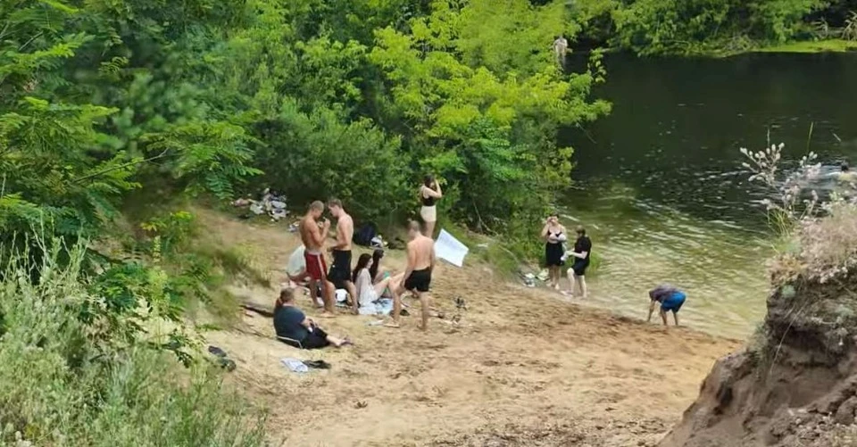 Местные отдыхают на пляже в Старобельске