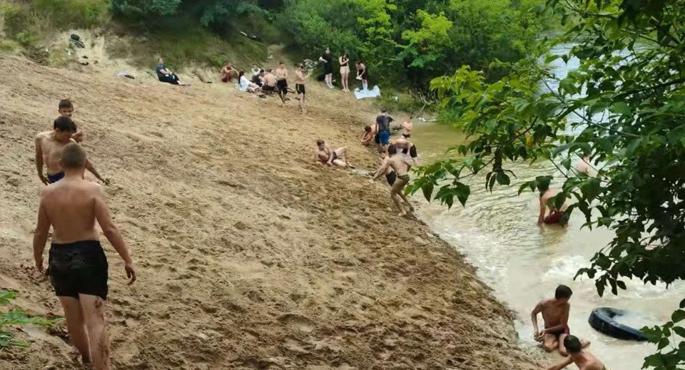 Молодежь проводит лето на пляже Скаты