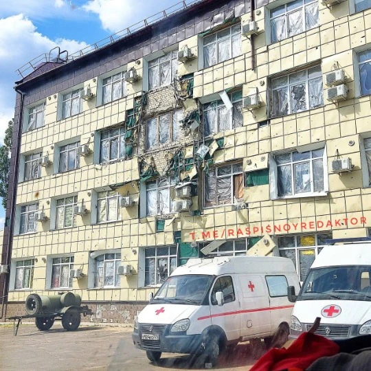 скорые на фоне разрушенной Рубежанской больницы