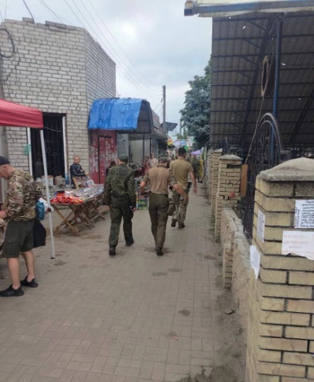 российские военные на Центральном рынке в Рубежном