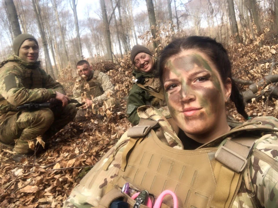 Госпітальєрка Катерина Тьошина з бійцями 54 розвідувального батальйону ім. Михайла Тиші