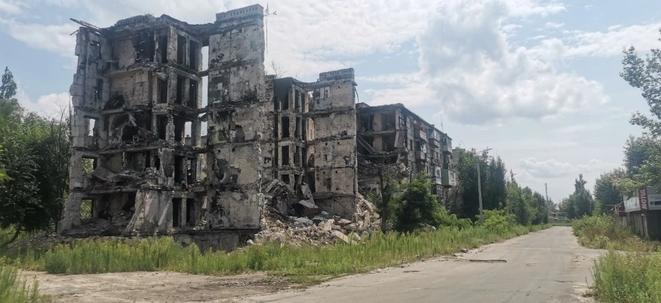 Повністю випалена та зруйнована будівля в Сєвєродонецьку