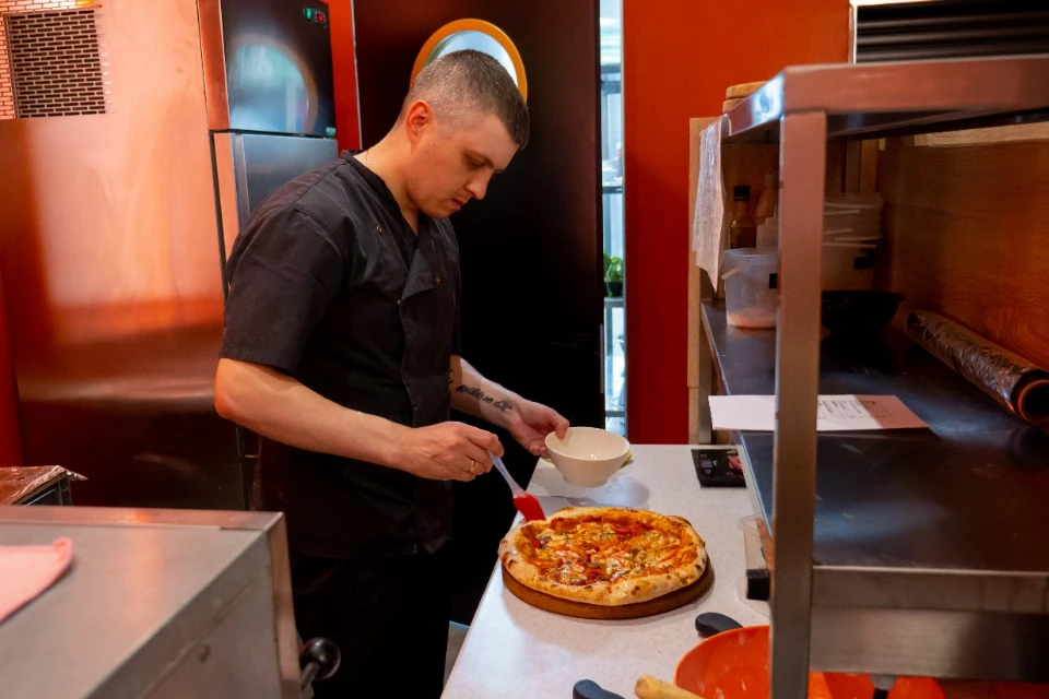 Приготовление пиццы в кафе Yaskravi”