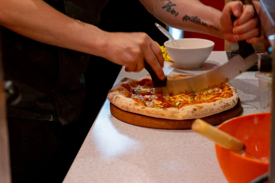 Приготування піци у кафе Yaskravi”