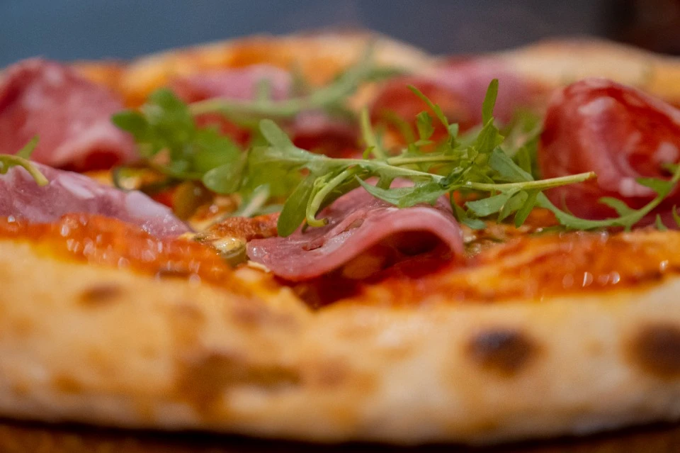 Приготування піци у кафе Yaskravi”