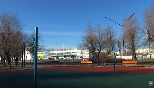 Волейбольний та баскетбольні майданчики в сквері. Фото від грудня 2021 р. Джерело: Сєвєродонецька МВ