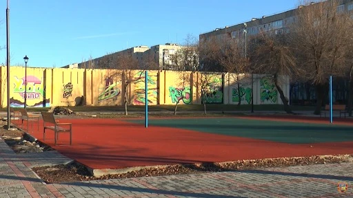 Волейбольний та баскетбольні майданчики в сквері. Фото від грудня 2021 р. Джерело: Сєвєродонецька МВ