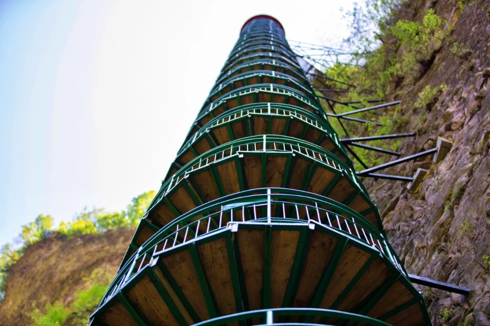 спиральная лестница возле города Линчжоу