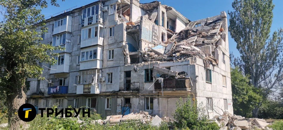 Зруйнований під'їзд одного з будинків Лисичанська