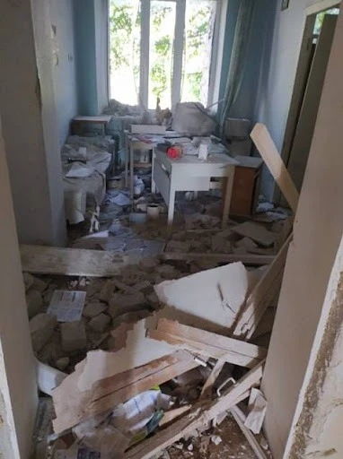 Зруйнована будівля КНП “ЦПМСД” Рубіжанської міської ради.