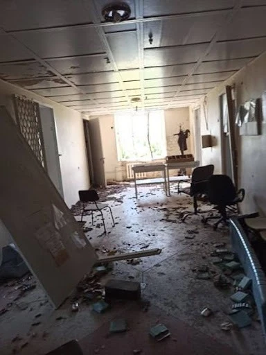 Зруйнована будівля КНП “ЦПМСД” Рубіжанської міської ради.